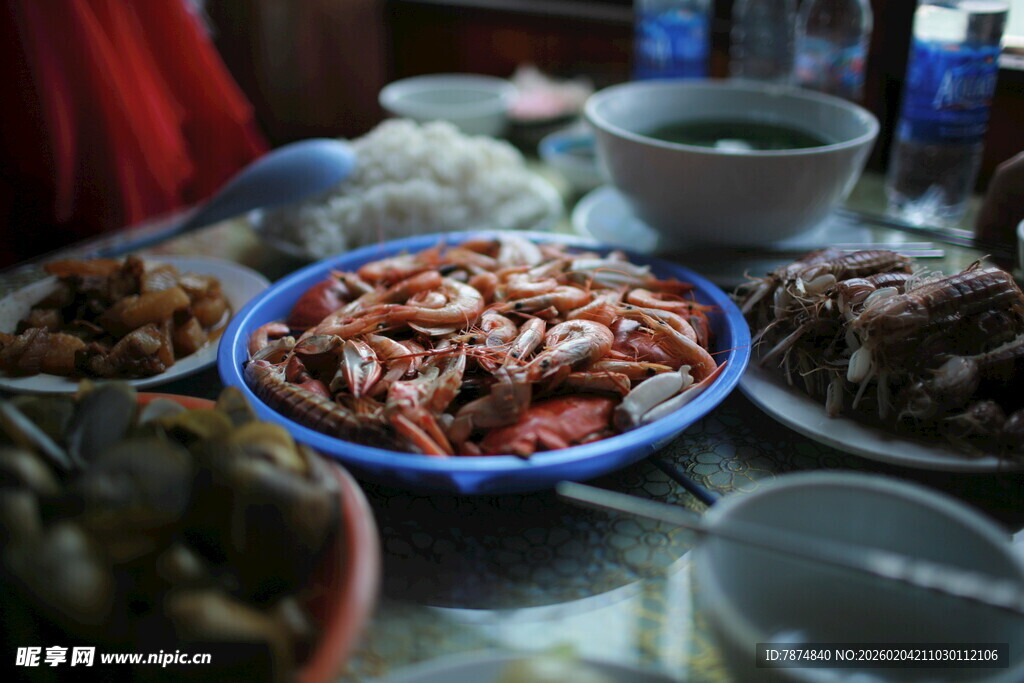 美味海鲜盛宴摆上桌