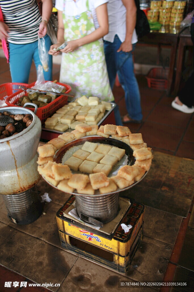 户外炉灶烹饪场景