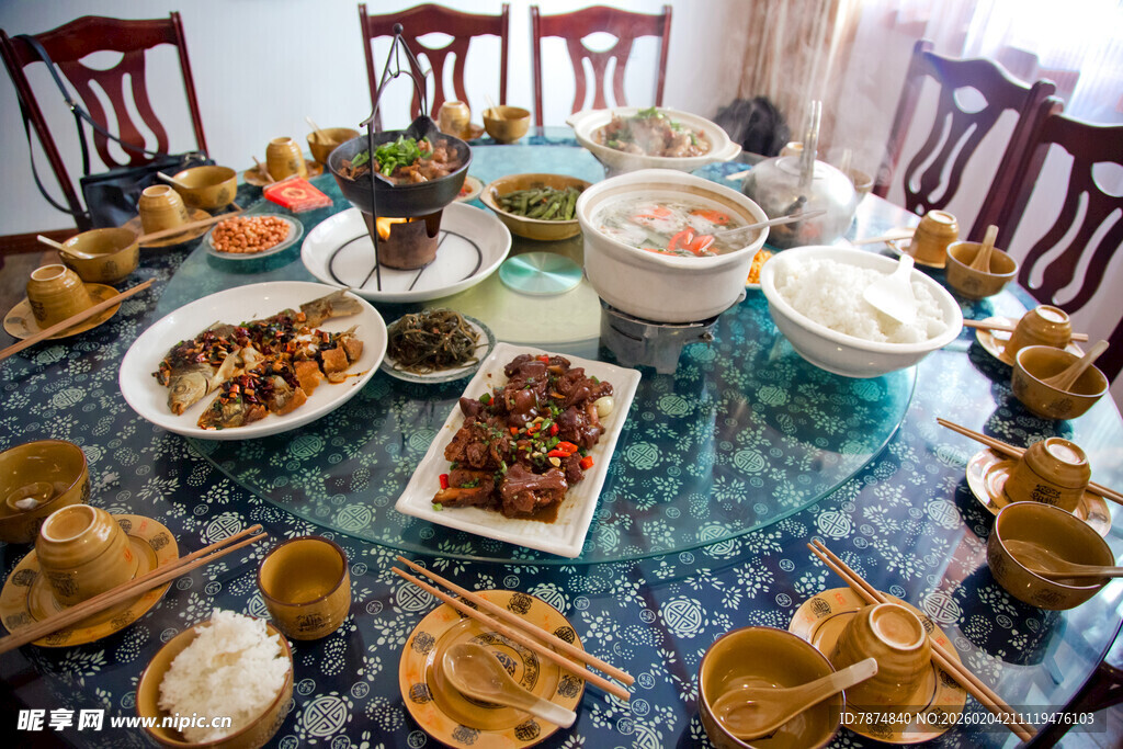 丰盛餐桌美食摆满一桌