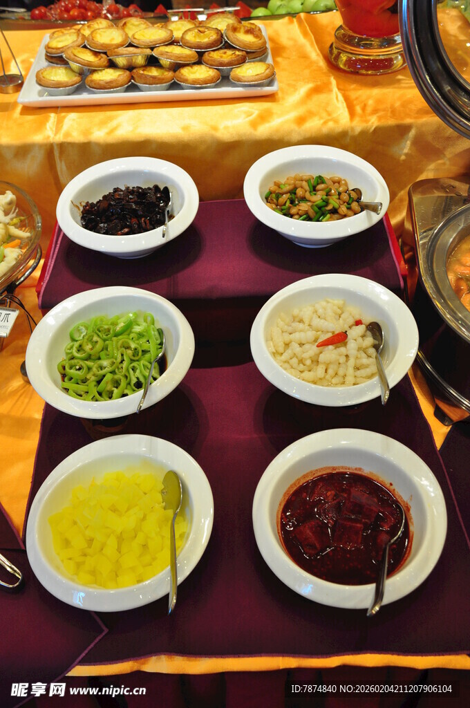 多样酱料与菜品展示