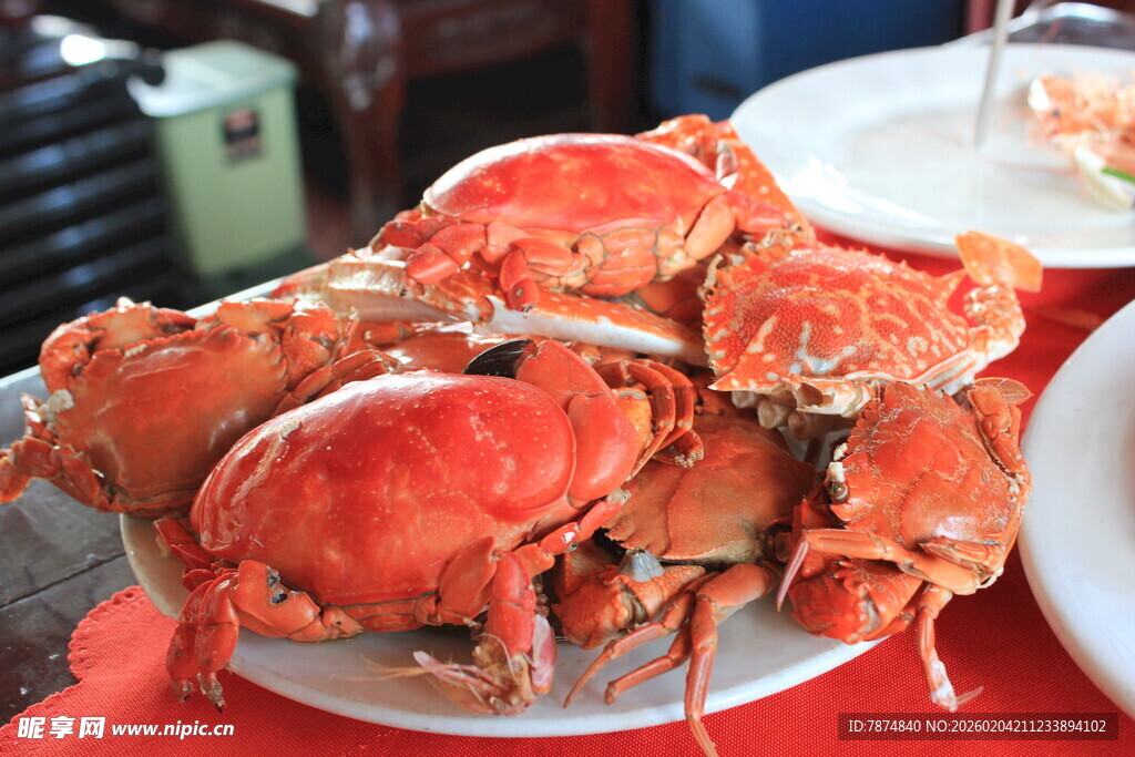 美味大螃蟹摆放在盘中