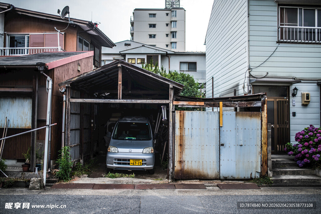 日本老旧车库旁的居民住宅