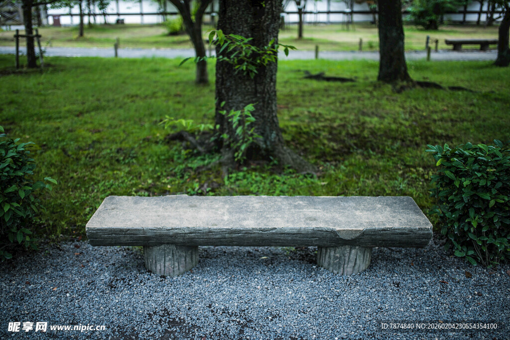 日本公园树下的石制长椅