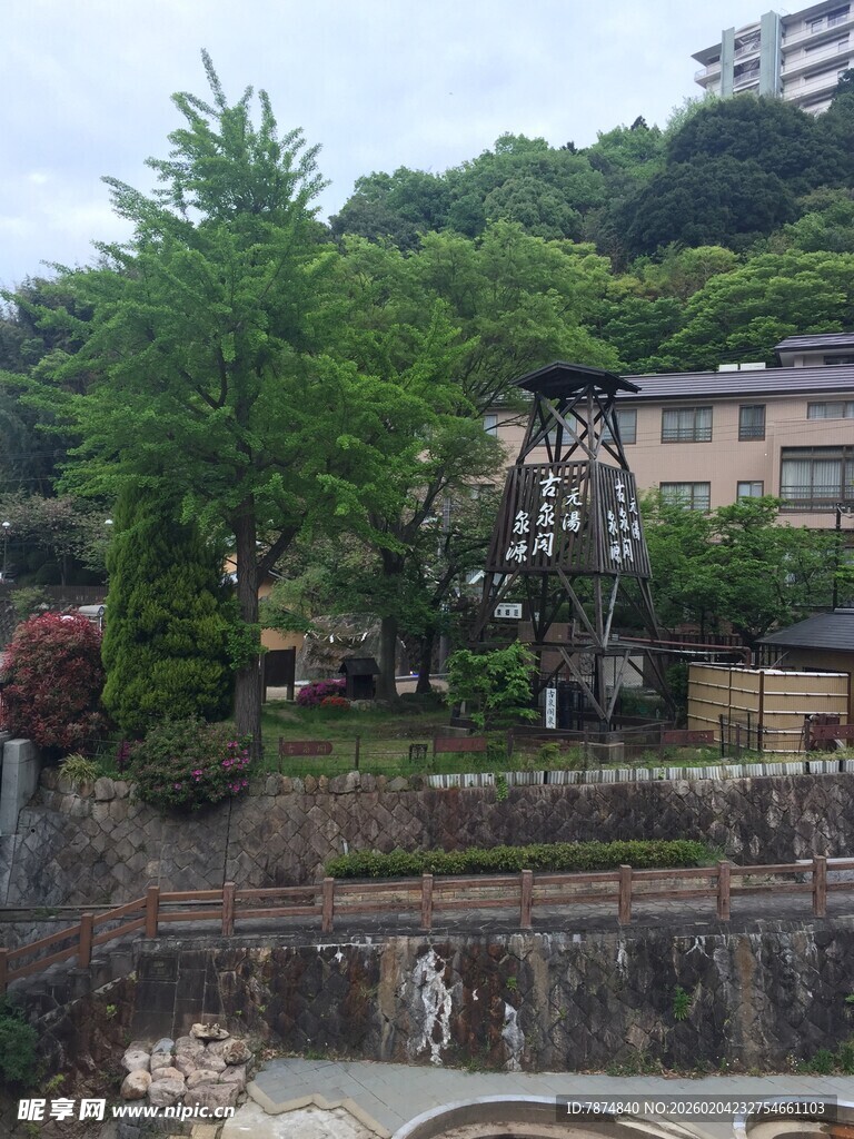 日本日式庭院景观中的水车
