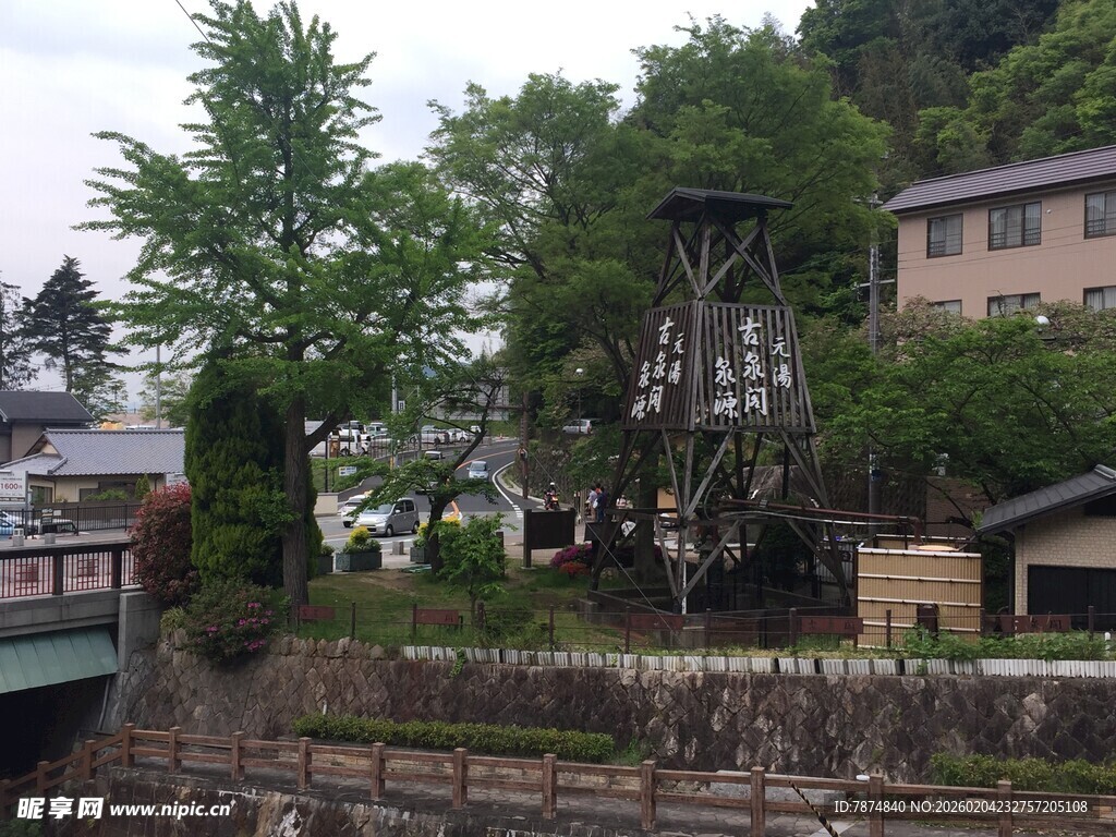 日本河畔古朴水车与绿树建筑