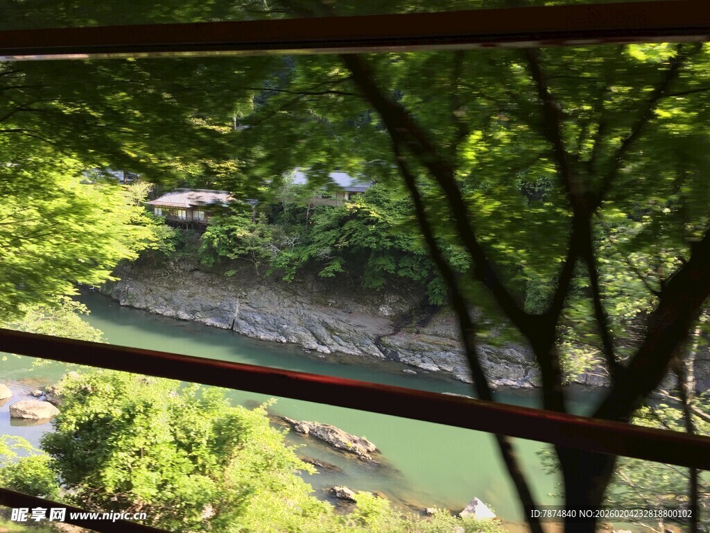 日本透过栏杆赏山间绿水景观