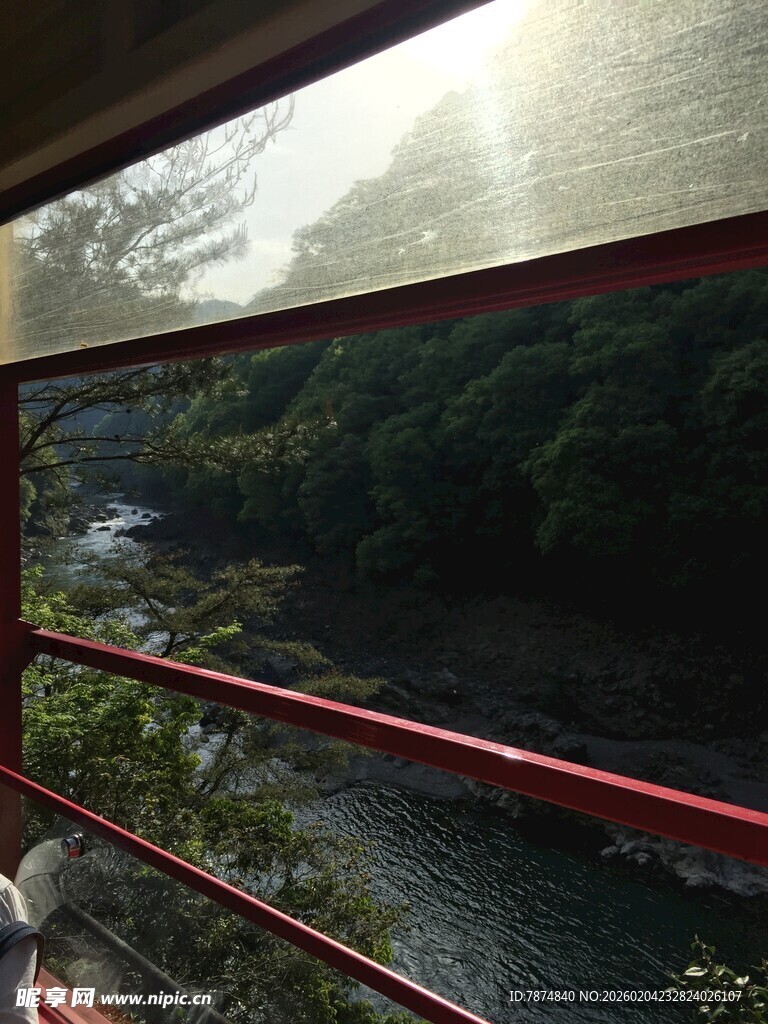 日本乘缆车赏山林溪流美景