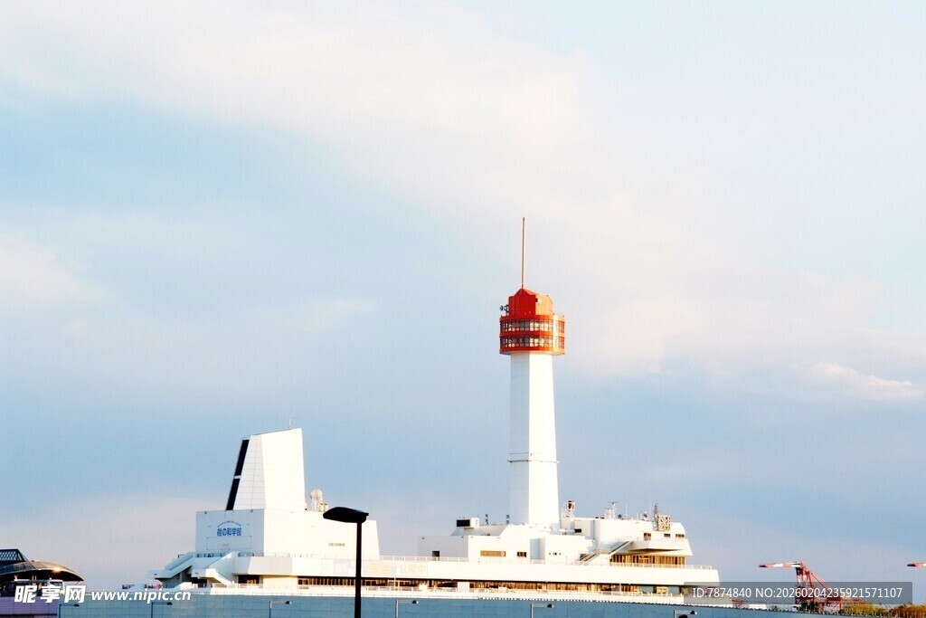 日本海上灯塔与航行船只