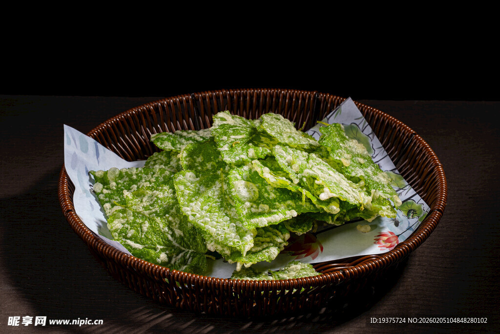 竹篮中的香脆桑叶