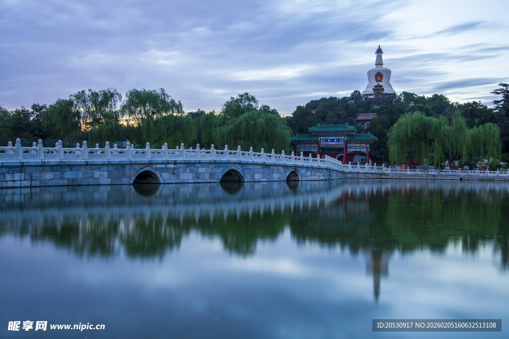 北京北海公园傍晚风光
