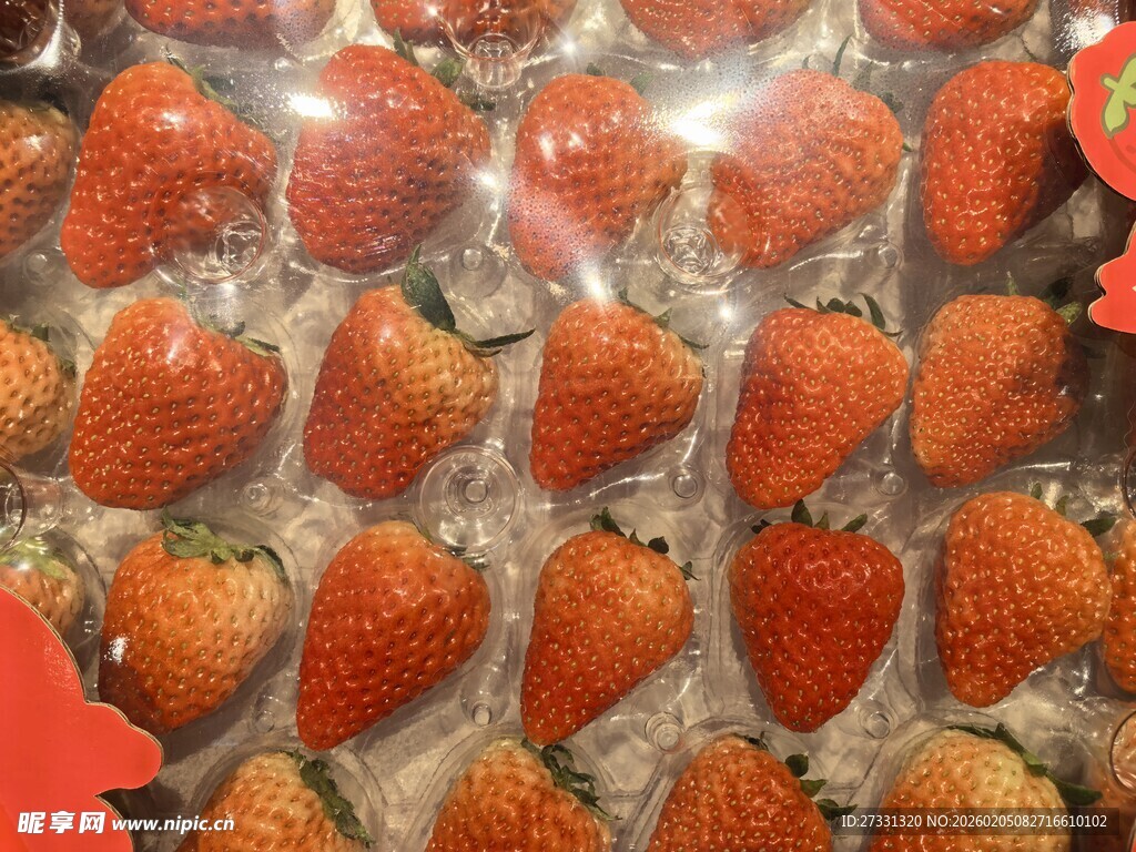 新鲜诱人的盒装草莓