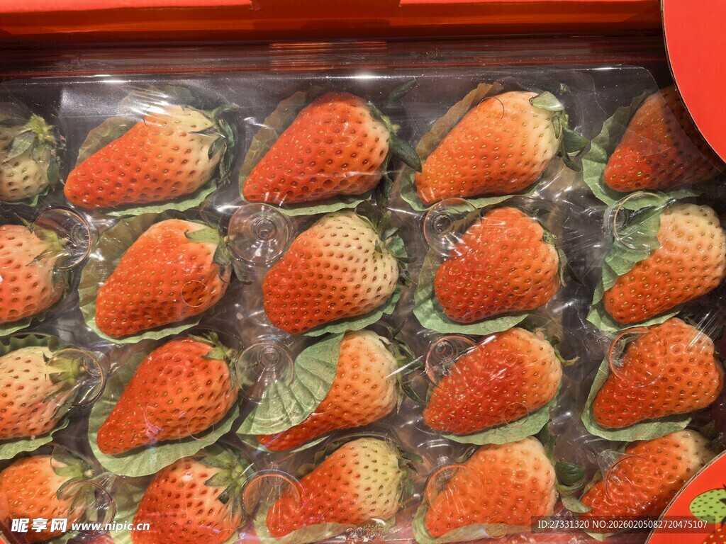 新鲜盒装草莓诱人呈现