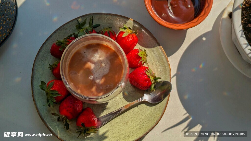 铜壶配草莓的惬意时光