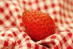 红草莓置于红白格布上