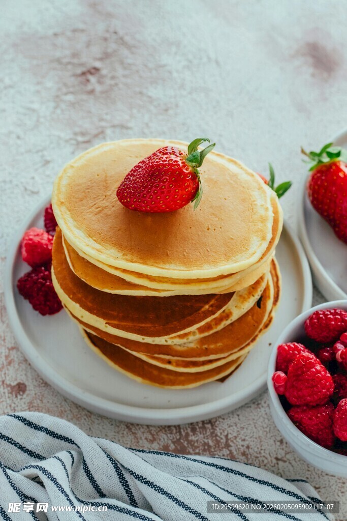 草莓松饼堆叠的美味时刻