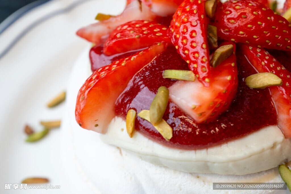 草莓装饰的美味蛋白酥