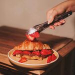 手夹草莓配牛角面包