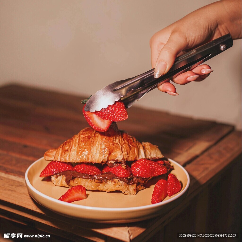 手夹草莓配牛角面包