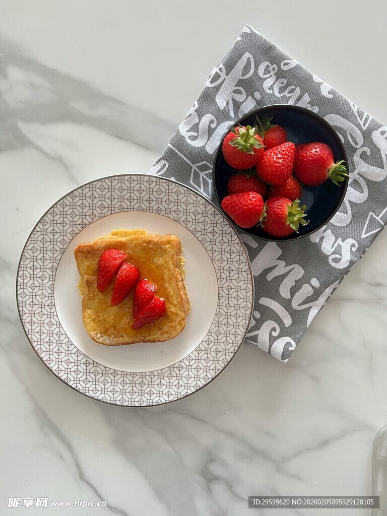 草莓吐司摆盘美食图