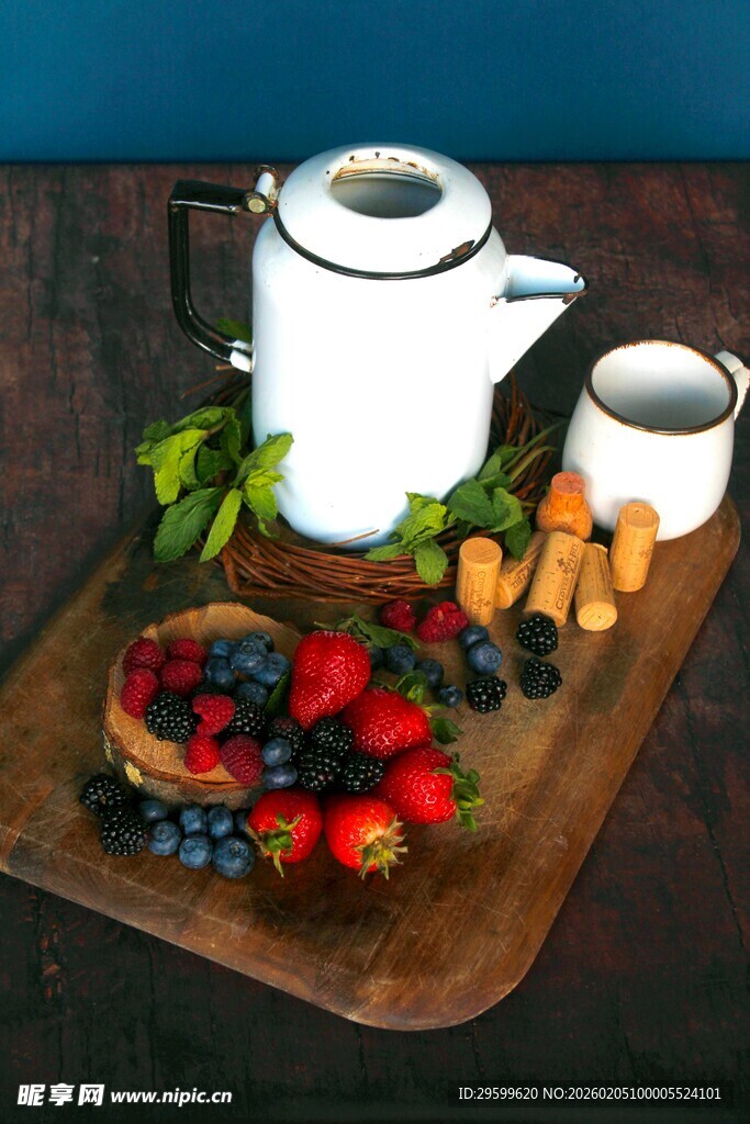 木质托盘上的茶具与鲜果