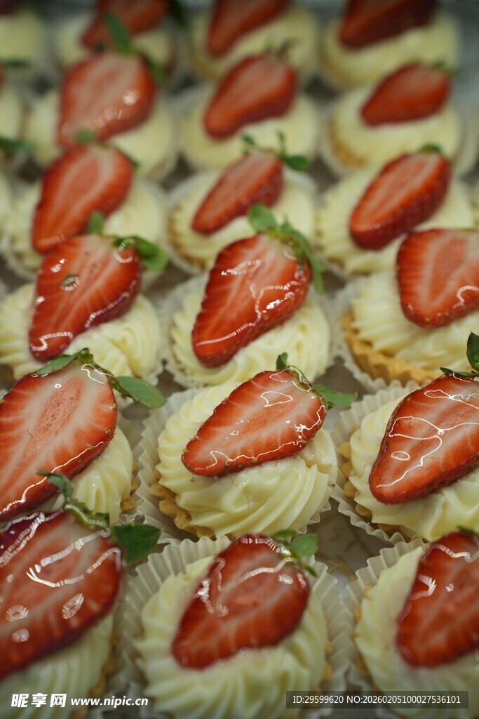 草莓装饰的美味纸杯蛋糕