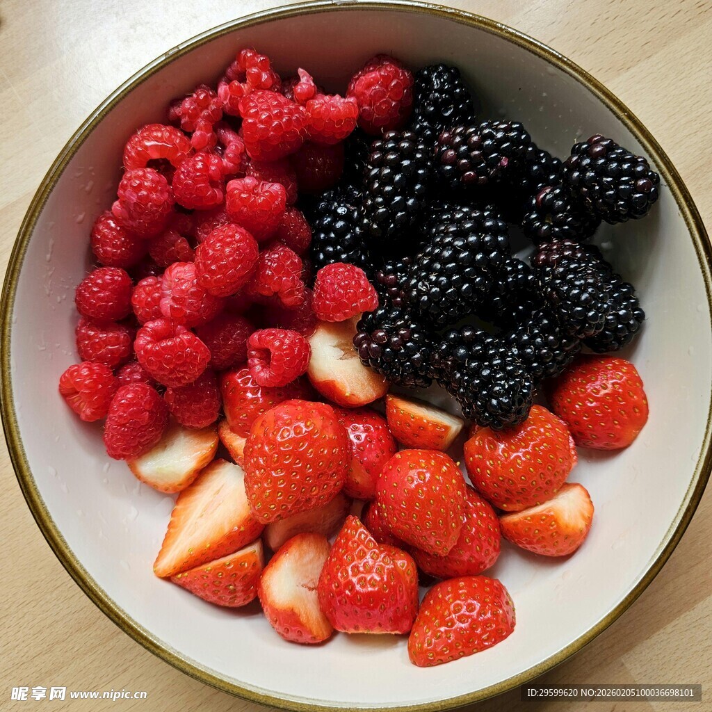 多彩莓果拼盘