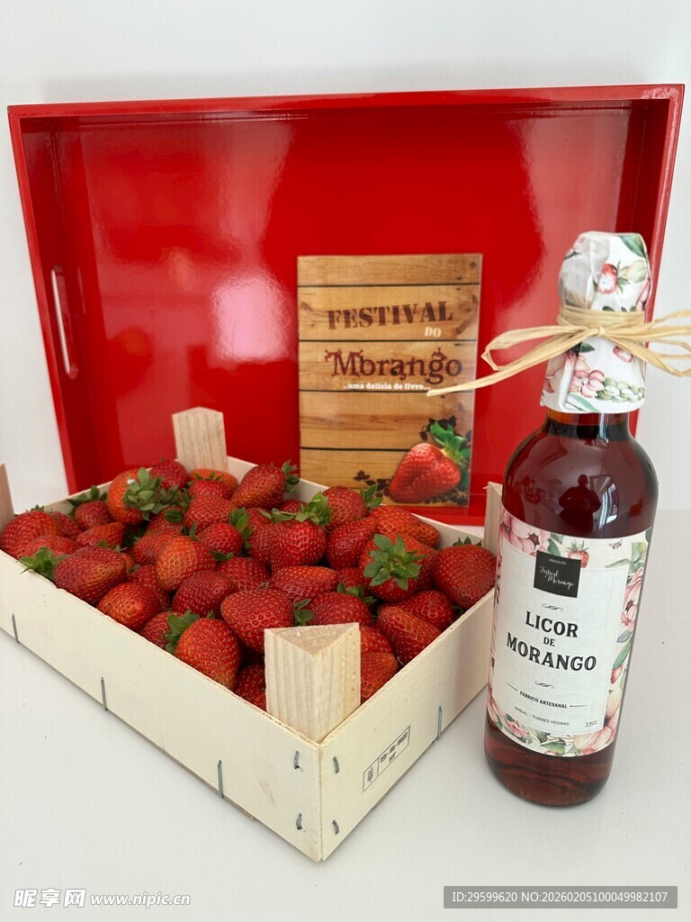 新鲜草莓礼盒配草莓酒
