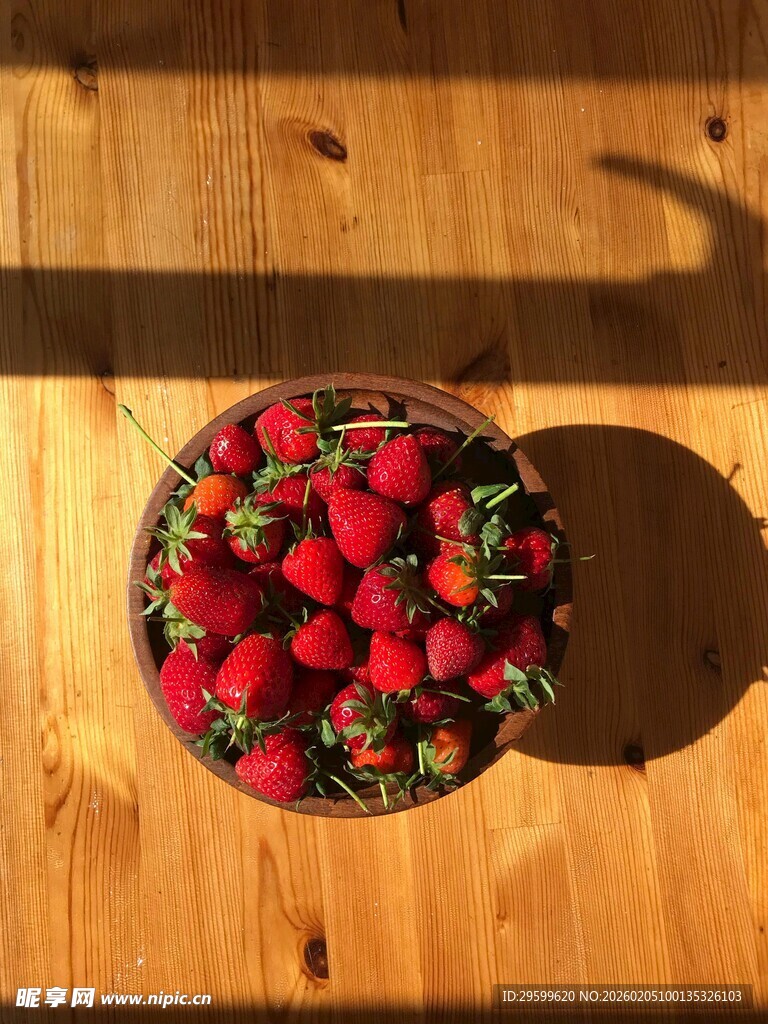 木桌上的一碗新鲜草莓