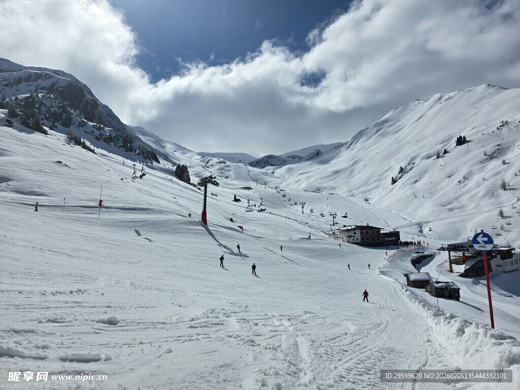 雪山滑雪场景