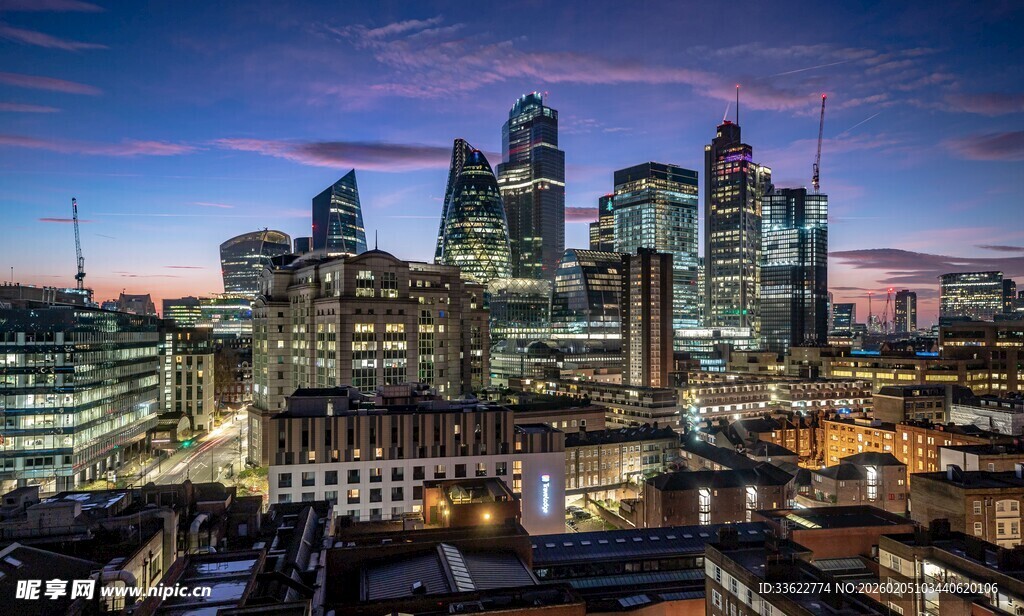 城市夜景璀璨高楼林立