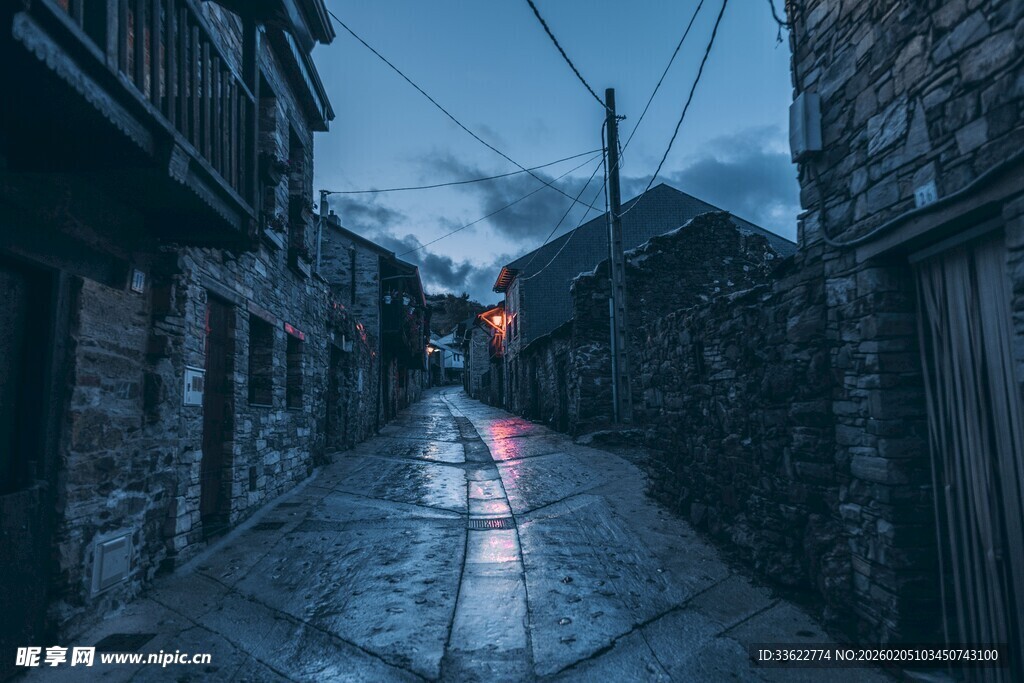 雨夜古巷的静谧景象