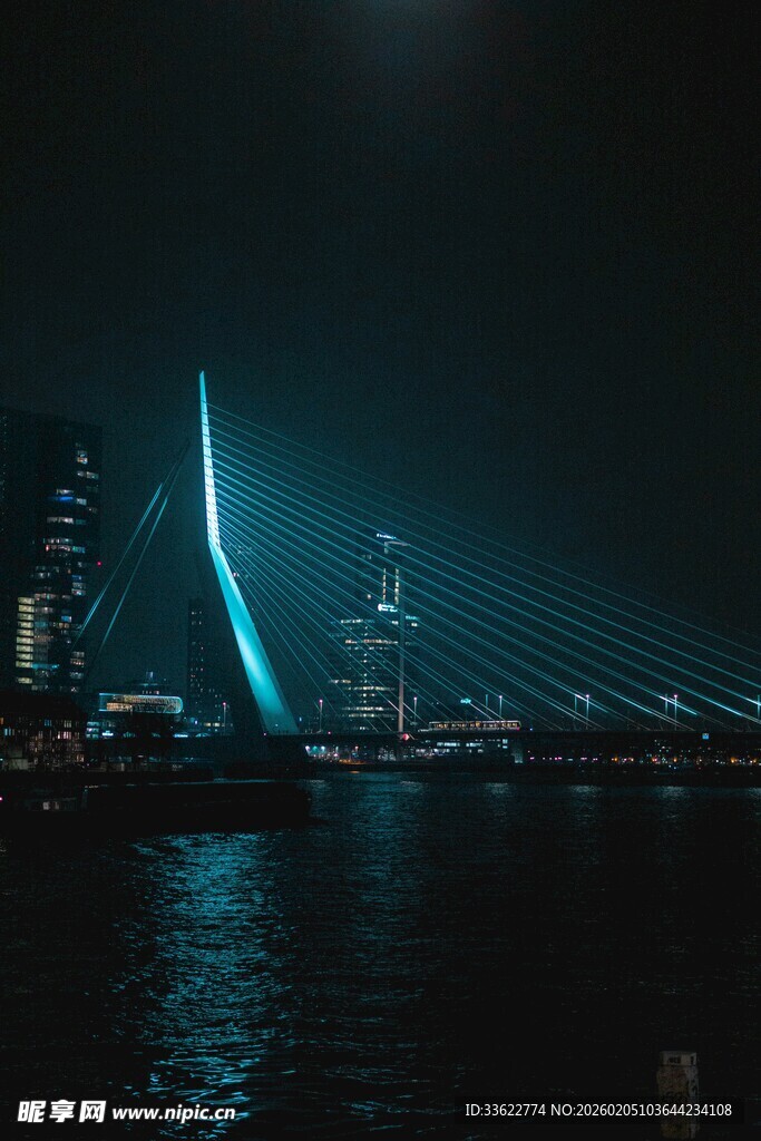 夜晚河畔的璀璨桥梁景观