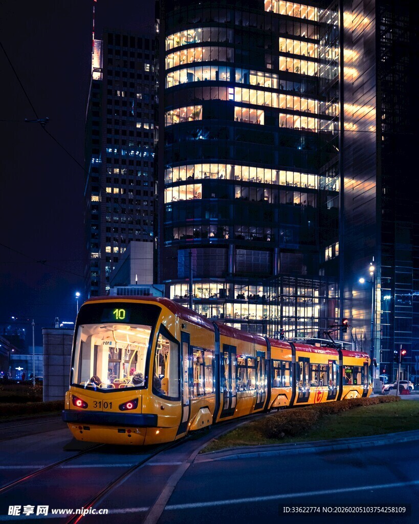 夜间城市中的有轨电车