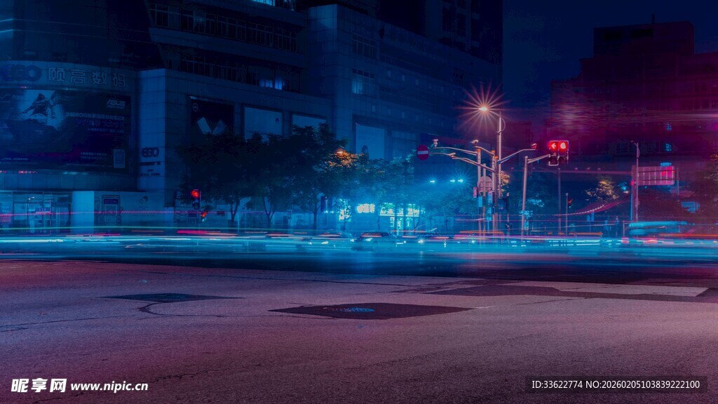 城市夜景中的空旷街道