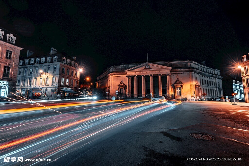 城市夜景下的车流与建筑