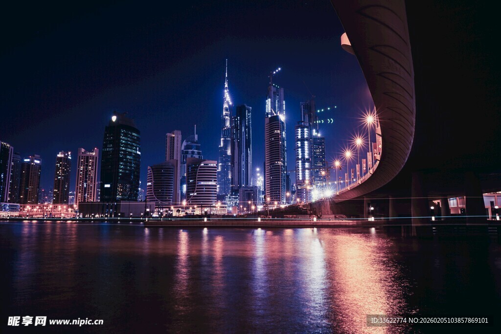 璀璨夜景中的城市天际线