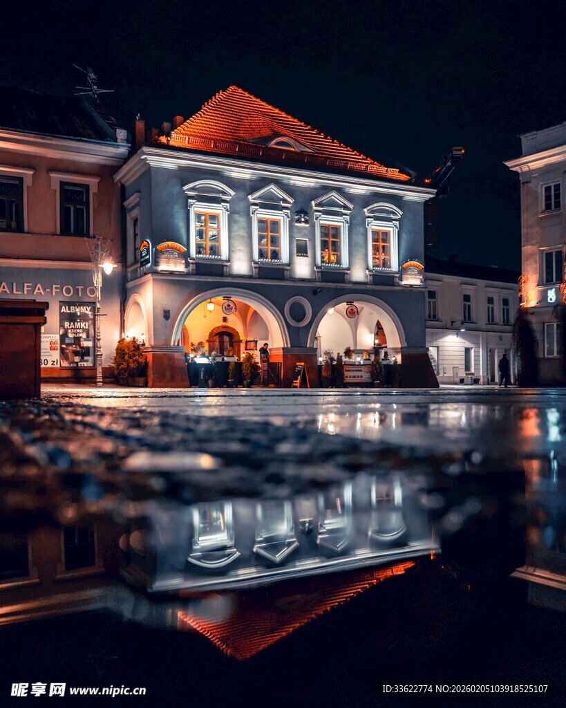 夜晚古城建筑的迷人倒影