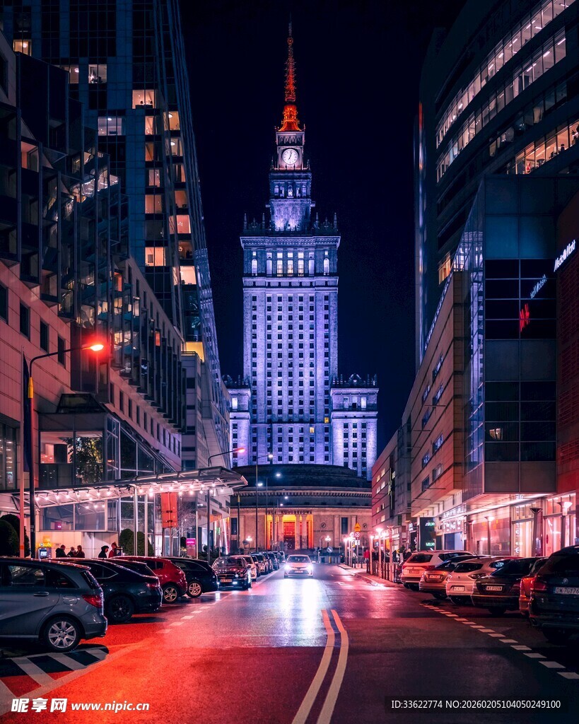 繁华都市夜景中的璀璨建筑