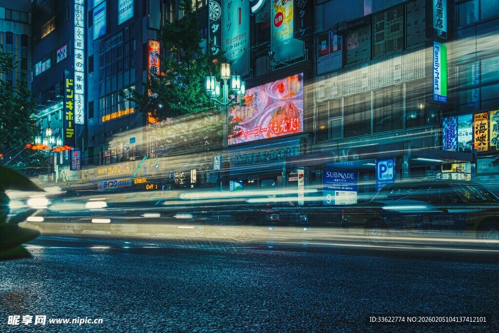 都市夜景中的车流光影
