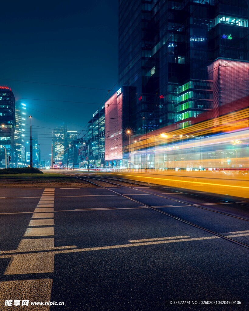 城市夜景中的空旷道路