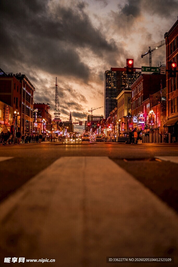 城市黄昏街头的绚烂景象