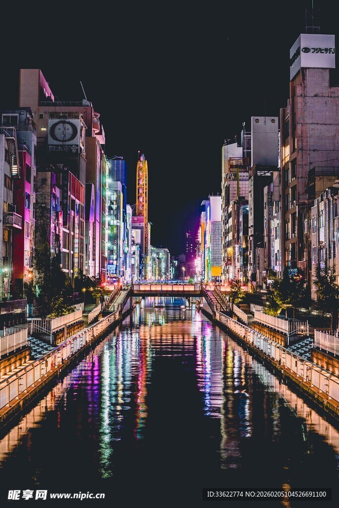 夜晚璀璨的城市河畔风光