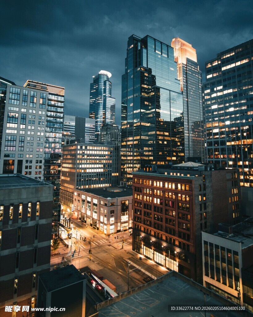 夜幕下的繁华都市景观