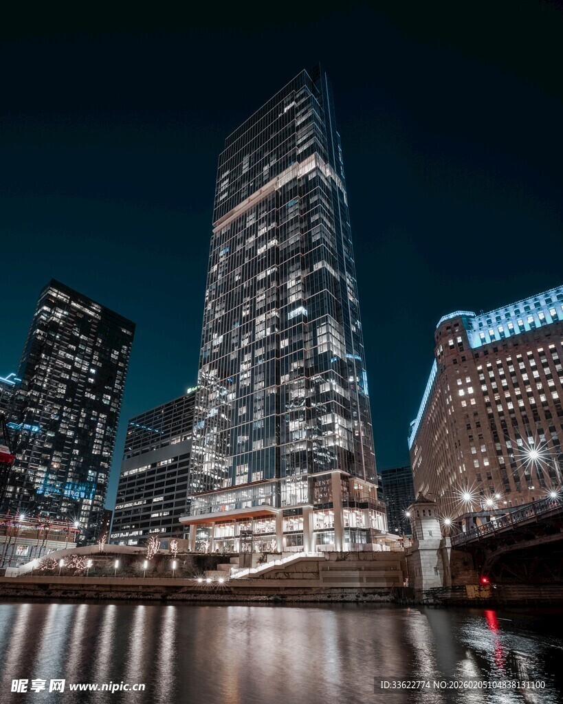 城市夜景中的璀璨摩天大楼