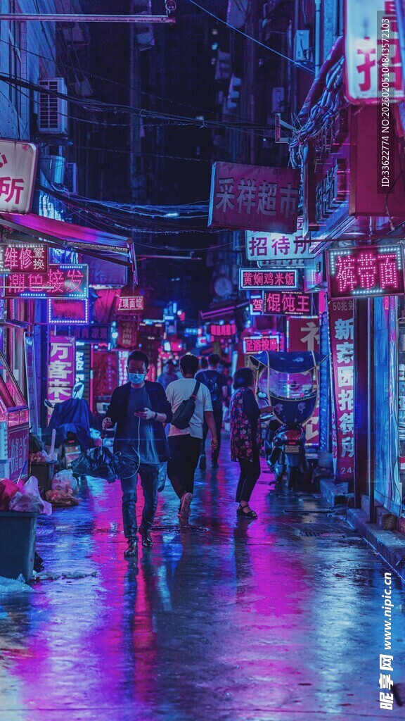 霓虹夜色下的街头行人