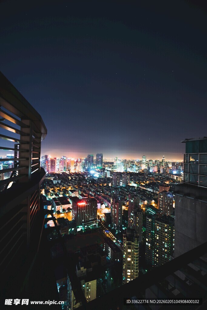 城市璀璨夜景俯瞰图