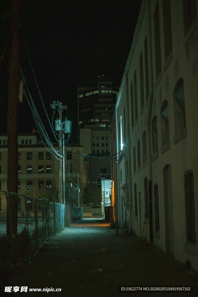 夜晚静谧小巷