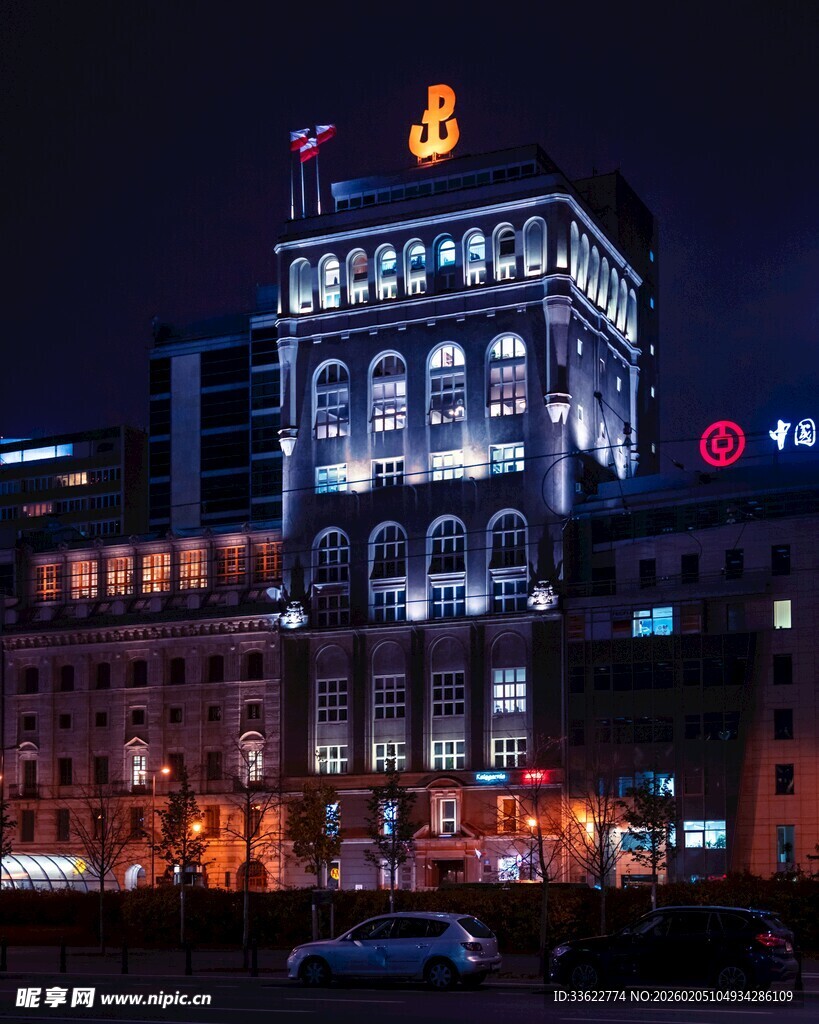 夜晚繁华都市中的银行大楼