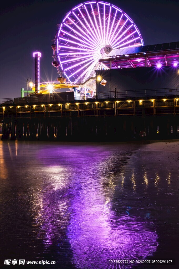 夜晚璀璨摩天轮映于水面