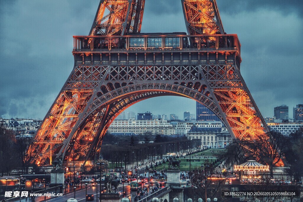 埃菲尔铁塔夜景璀璨